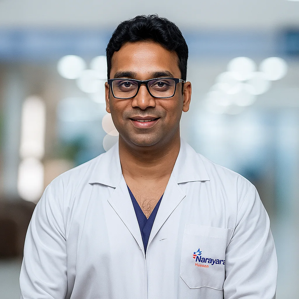 Dr. Ankit Gupta, expert urologist in Gurgaon, consulting a patient