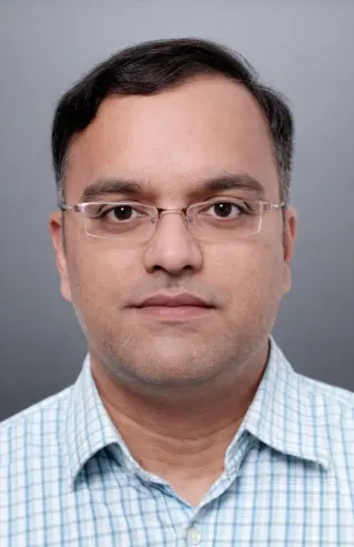 Dr Raghu Nagaraju experienced ophthalmologist eye specialist with 19+ years of expertise